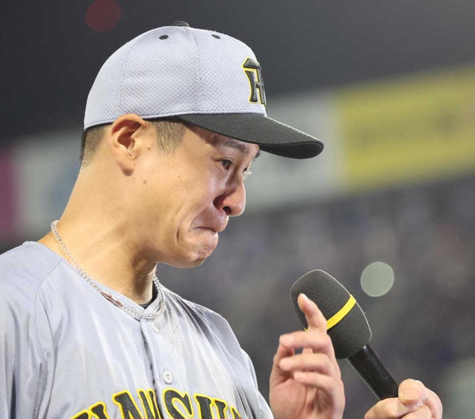 熊本の被災地に勝ち星を届けた大竹はお立ち台で号泣する（撮影・田中太一）