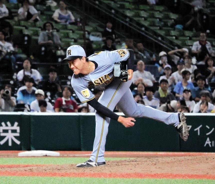 気迫あふれる表情で投球する湯浅