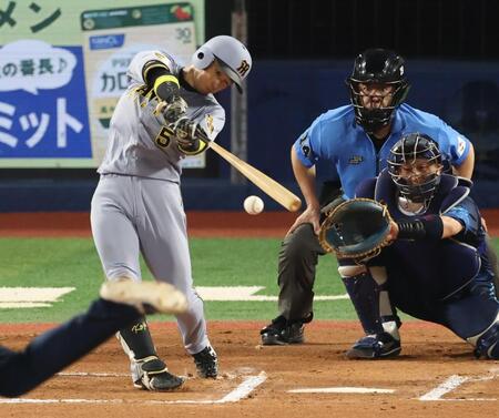 ６回、中前打を放つ近本（撮影・金田祐二）