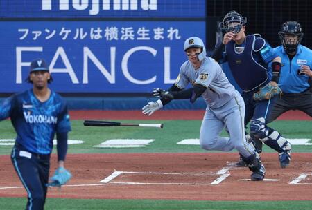 １回、中前に先制２点適時打を放つ森下（撮影・金田祐二）