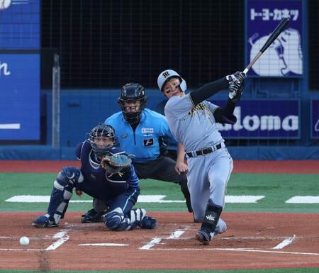 １回、中前に先制２点適時打を放った森下（撮影・金田祐二）