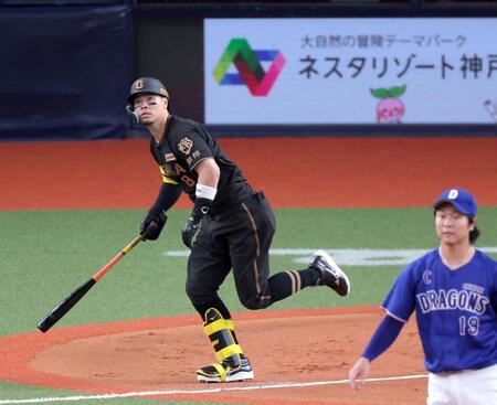 １回、先制２ランを放つ佐藤輝（撮影・立川洋一郎）