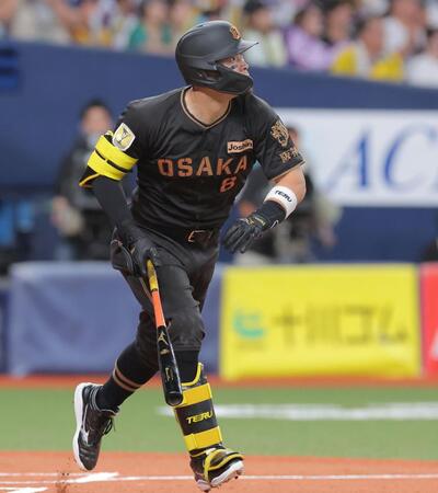 １回、先制２ランを放つ佐藤輝（撮影・西田忠信）
