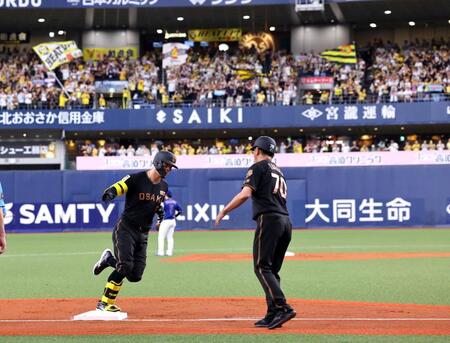 １回、先制２ランを放ちベースを回る佐藤輝（撮影・山口登）