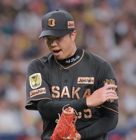 ８回、ボスラーを三振に仕留めグラブをたたく才木（撮影・西田忠信）