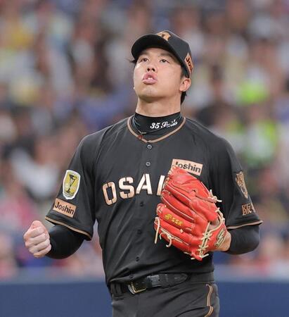 ７回、板山を空振り三振に仕留め、拳を握る才木（撮影・西田忠信）