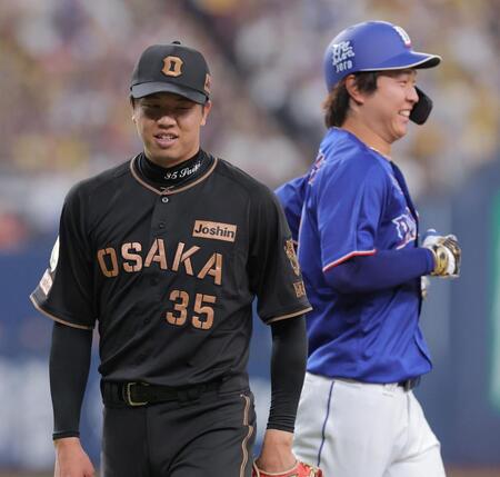 ３回、高橋宏（右）を一ゴロに仕留めた才木（撮影・西田忠信）
