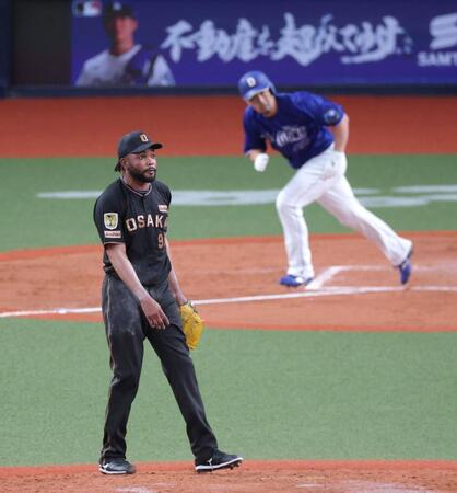 ９回、代打・阿部に２点適時二塁打を打たれ逆転を許すドリス（撮影・立川洋一郎）