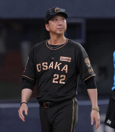 ８回を終え、選手交代を告げた藤川監督（撮影・西田忠信）