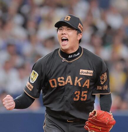 ８回、ボスラーを三振に仕留め、声を上げる才木（撮影・西田忠信）