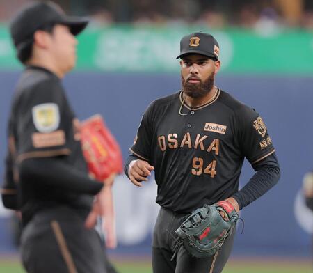 ５回、板山の打球を捕れず右前打にしたガルシア（右）＝撮影・西田忠信