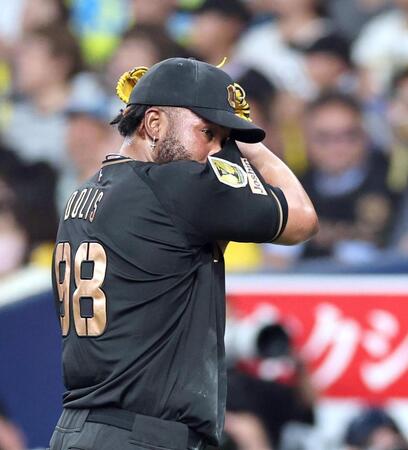９回、逆転を許しベンチに戻る阪神ラファエル・ドリス＝京セラドーム大阪（撮影・山口登）