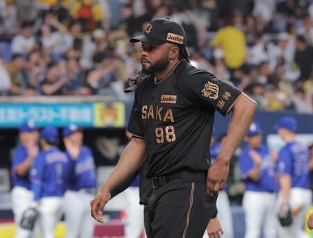 勝利を喜ぶ中日ナインを背に引き揚げるドリス（撮影・西田忠信）
