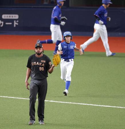 ９回、代打・阿部に２点適時二塁打を打たれ逆転を許すドリス（撮影・立川洋一郎）