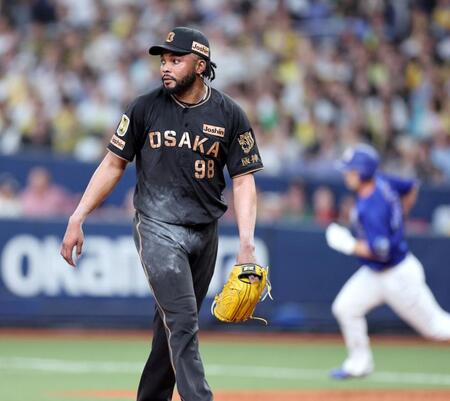 ９回、ドリスは阿部に逆転適時二塁打を許す（撮影・山口登）