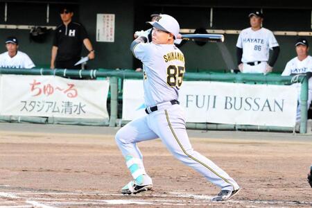 初回、左翼線に適時二塁打を放つ嶋村