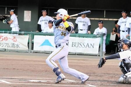 初回、右前打を放つ岡城