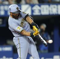 ７回、左前打を放つガルシア（撮影・西岡正）