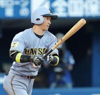 １回、右翼線に適時二塁打を放つ近本（撮影・西岡正）
