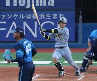 １回、適時二塁打を放つ近本（撮影・金田祐二）