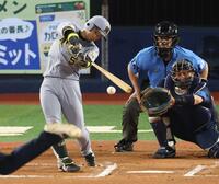 ６回、中前打を放つ近本（撮影・金田祐二）