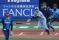 １回、中前に先制２点適時打を放つ森下（撮影・金田祐二）
