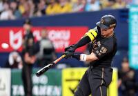 １回、中越えに先制２ランを放つ佐藤輝（撮影・山口登）