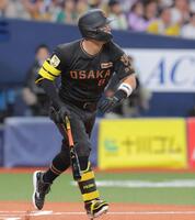 １回、先制２ランを放つ佐藤輝（撮影・西田忠信）