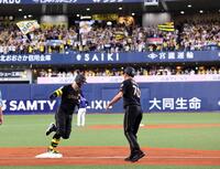 １回、先制２ランを放ちベースを回る佐藤輝（撮影・山口登）