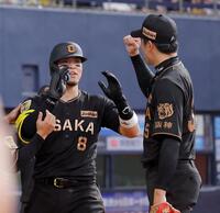 １回、先制２ランを放ち才木（右）に迎えられる佐藤輝（撮影・西田忠信）