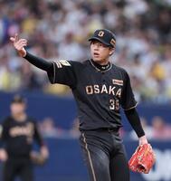 ８回、スイングをアピールする才木（撮影・山口登）