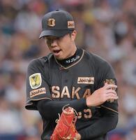 ８回、ボスラーを三振に仕留めグラブをたたく才木（撮影・西田忠信）