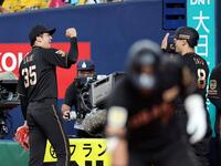 １回、才木は先制２ランを放った佐藤輝を迎える（撮影・山口登）