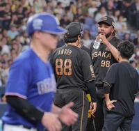 ９回、細川（手前）に四球を与えたドリス（撮影・西田忠信）