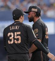 ９回に逆転を許し、才木（３５）に迎えられるドリス（撮影・西田忠信）