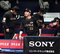 中日に逆転負けをし、厳しい表情で試合後のあいさつに向かう藤川監督（撮影・山口登）