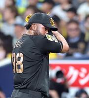 ９回、逆転を許しベンチに戻る阪神ラファエル・ドリス＝京セラドーム大阪（撮影・山口登）