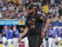 勝利を喜ぶ中日ナインを背に引き揚げるドリス（撮影・西田忠信）