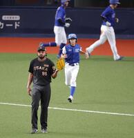 ９回、代打・阿部に２点適時二塁打を打たれ逆転を許すドリス（撮影・立川洋一郎）