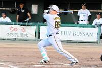 初回、左翼線に適時二塁打を放つ嶋村