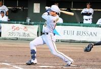 初回、先制の右前適時打を放つ木浪