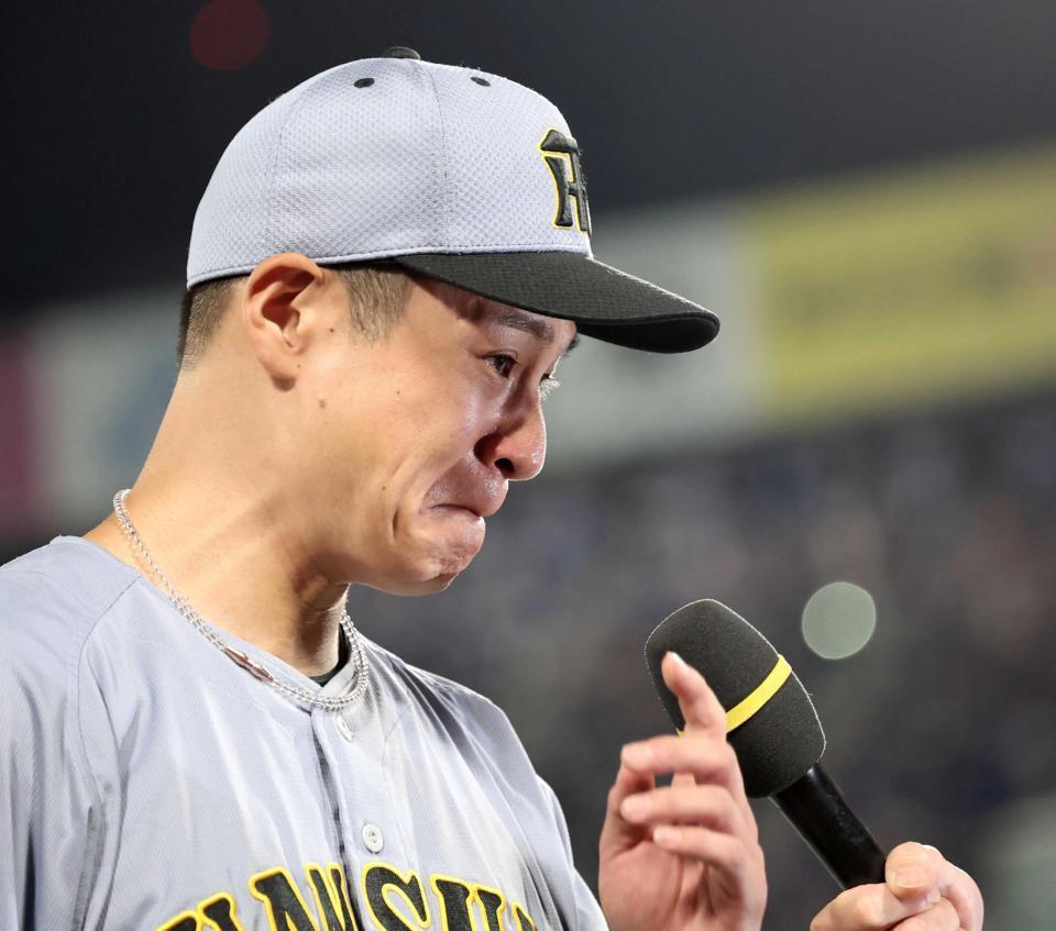 　熊本の被災地に勝ち星を届けた大竹。お立ち台で涙する（撮影・田中太一）