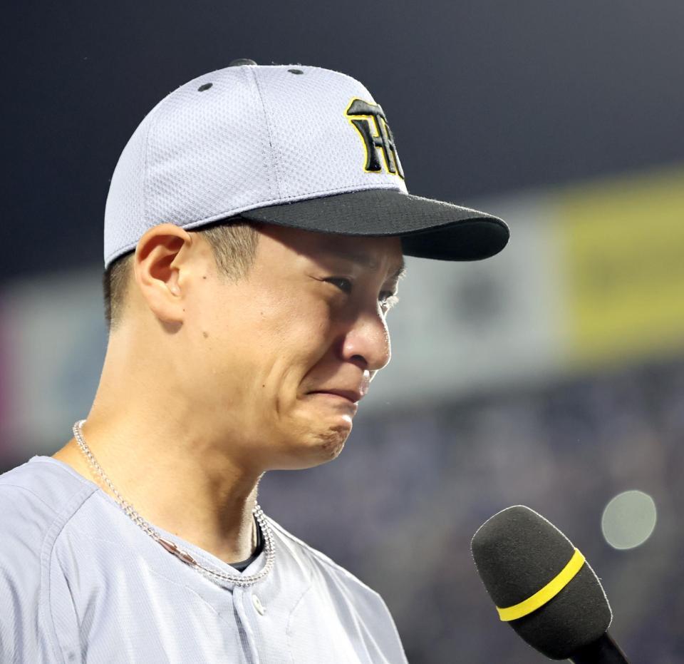 熊本の被災地に勝ち星を届けた大竹はお立ち台で号泣する（撮影・田中太一）