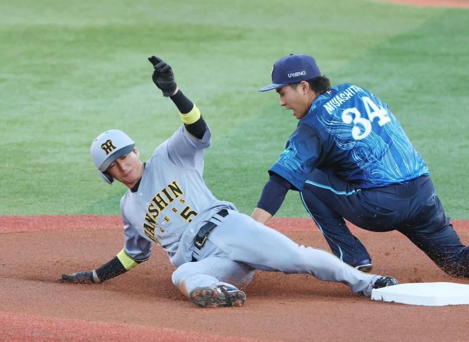 　１回、二盗をきめる近本（撮影・金田祐二）