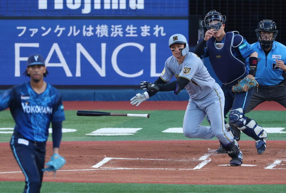 １回、中前に先制２点適時打を放つ森下（撮影・金田祐二）