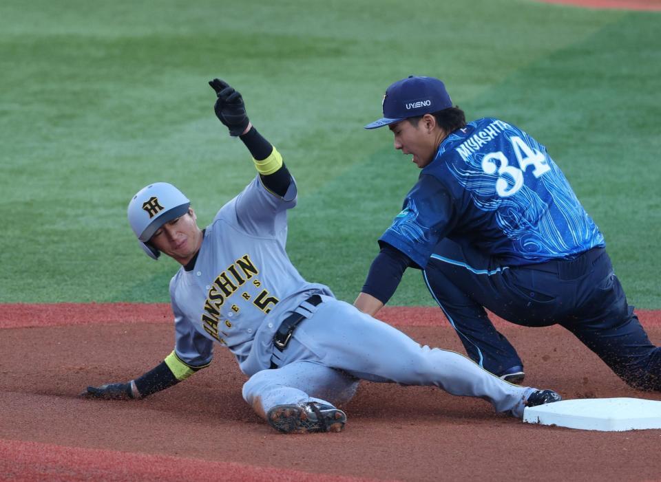 １回、二盗をきめる近本（撮影・金田祐二）