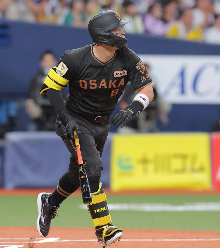 １回、先制２ランを放つ佐藤輝（撮影・西田忠信）