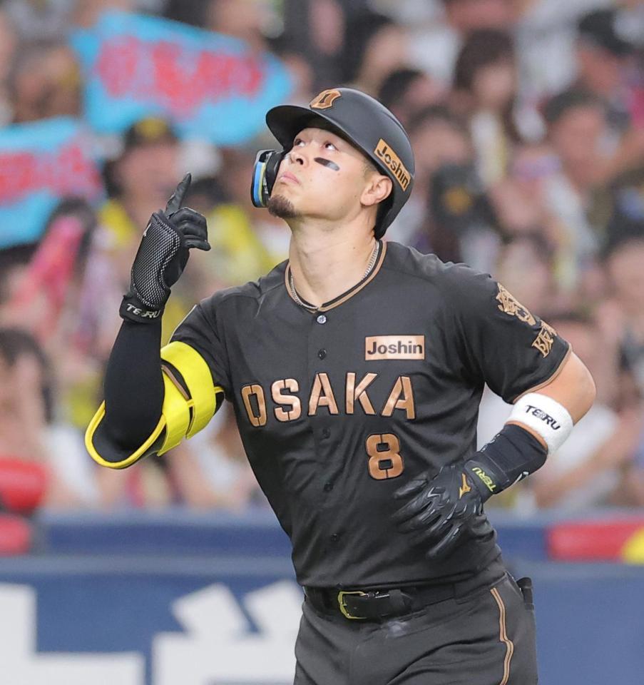 １回、先制２ランを放ちダイヤモンドを回る佐藤輝（撮影・西田忠信）