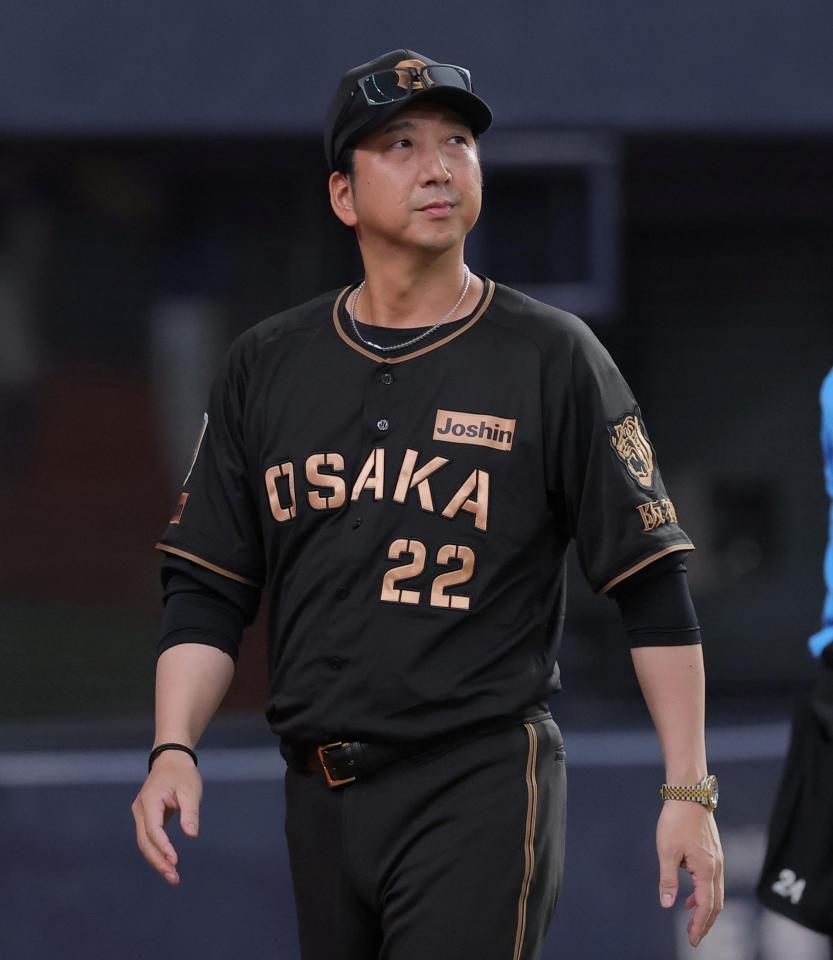８回を終え、選手交代を告げた藤川監督（撮影・西田忠信）