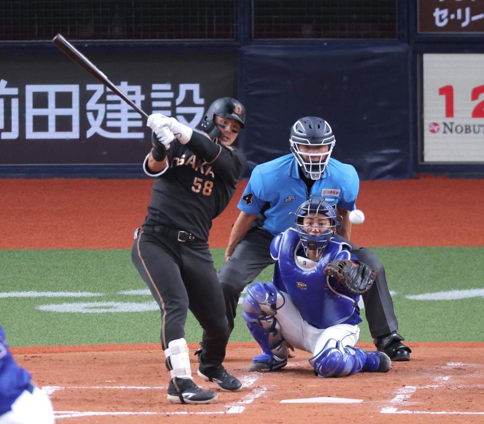 ４回、中前打を放つ前川（撮影・立川洋一郎）
